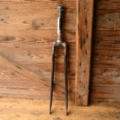 Gabel 28 Zoll, Schaftlänge 390 mm, Weite oben 45 mm, 10/20er Jahre. Zustand siehe Bilder. 
