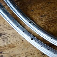 Felgensatz 19 Zoll (23 x 2,00) , 36 Loch, silber lackiert, NOS, Bohrungen 5,2 mm, Breite 40 mm 