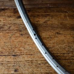 Felge 23 x 1,75, silber lackiert, Breite 35 mm, Bohrdurchmesser 5,5 mm 