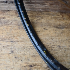 Felge 26 x 2.50, (2 ½ - 22) gepunzt, schwarz überstrichen, Bohrdurchmesser 7,8 mm, 36-Loch 