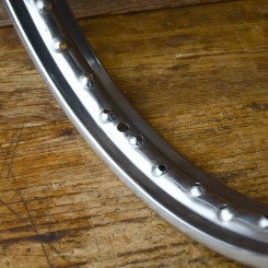 Felge 17 x 1.50 verchromt, Breite 55 mm, NOS mit leichter Patina, Bohrdurchmesser 6mm 