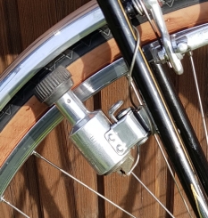 Reibradkappe f. Dynamo, schwarz, dicke Qualitätsausführung mit 28 mm Außenmaß, innen 17 mm, geeeignet für Reibräder bis ca. 19 mm 