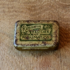 Flickzeug Blechdose orig. 20er Jahre, 60 x 42 x 17 mm, ohne Inhalt  
