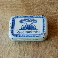 Flickzeug Blechdose "RADLER" orig. 30er Jahre, 69 x 46 x 19 mm, ohne Inhalt  