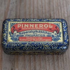 Flickzeug Blechdose "PINNEROL" orig. 10 er Jahre, 74 x 39 x 23 mm, ohne Inhalt 