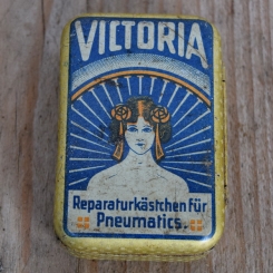 Flickzeug Blechdose "VICTORIA" orig. 30 er Jahre, 67 x 45 x 21 mm, ohne Inhalt 
