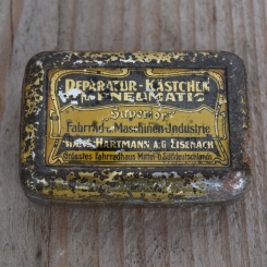 Flickzeug Blechdose "SUPERIOR HANS HARTMANN A.G." orig. 10 er Jahre, 58 x 40 x 19 mm, ohne Inhalt 