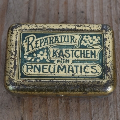Flickzeug Blechdose "FÜR PNEUMATICS" orig. 20 er Jahre, 59 x 40 x 18 mm, ohne Inhalt 