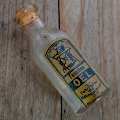 Glasflasche "FEINSTES OEL FÜR FAHRRÄDER UND NÄHMASCHIENEN" orig. 20 er Jahre, 89 x 32 mm, mit Restöl 