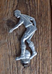 Universale Schutzblechfigur FUSSBALLER - passend für jedes Rad, Alu Druckguss, orig. Altbestand 50er Jahre 