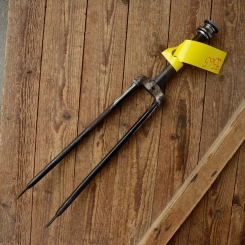 Gabel 28"orig. 50er J. unrestauriert, Schaftlänge 195 mm, Scheidenlänge 390 mm, Weite oben 57 mm, Zustand siehe Bilder  