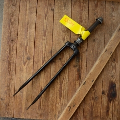 Gabel 28"orig. 50er J. unrestauriert, Schaftlänge 224 mm, Scheidenlänge 395 mm, Weite oben 55 mm, Zustand siehe Bilder  