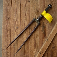Gabel 28"orig. 30-50er J. unrestauriert, Schaftlänge 221 mm, Scheidenlänge 393 mm, Weite oben 58 mm, Zustand siehe Bilder  