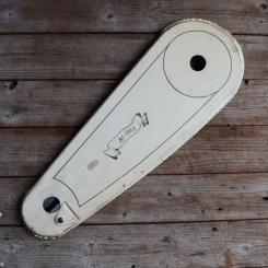 Kettenschutz Hollandrad, 26 Zoll, Moleskin Lacktuch, weiß (vergilbt), orig. NOS, Länge=59cm, Mitte Mitte Loch=42,5cm 