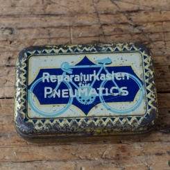 Flickzeug Blechdose "FÜR PNEUMATICS" orig. 10er Jahre, 67 x 47 x 21 mm, ohne Inhalt 