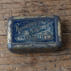 Flickzeug Blechdose "FÜR PNEUMATICS" orig. 20er Jahre, 58 x 39 x 19 mm, ohne Inhalt 