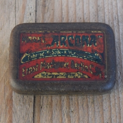 Flickzeug Blechdose "ARCONA" orig. 30 er Jahre, 68 x 46 x 22 mm, ohne Inhalt 