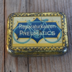 Flickzeug Blechdose "FÜR PNEUMATICS" orig. 10er Jahre, 81 x 58 x 26 mm, ohne Inhalt 
