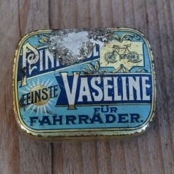 Blechdose "PINNEROL FEINSTE VASELINE" orig. 20er Jahre, 58 x 46 x 21 mm, ohne Inhalt 