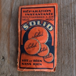 Papiertüte "SOLID RÉPARATION INSTANTANÉE" orig. 50 er Jahre, 100 x 58 mm, mit Restinhalt, Tüte unten seitlich eingerissen 