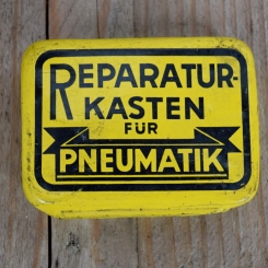 Flickzeug Blechdose "FÜR PNEUMATIK" orig. 30 er Jahre, 82 x 63 x 22 mm, ohne Inhalt 