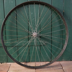 Laufrad vorn 28 x 1,75 für Drahtbereifung, Linierung gelb/blau/weiss, 1930er-50er J. 