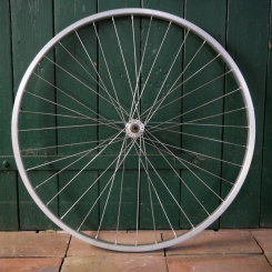 Laufrad vorn, 28 Zoll (622mm), Kastenfelge Alu, Nabe mit Schnellspanner, alte Neuware 