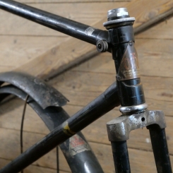 Fahrradrahmen OSTRA/Berlin, Herrenausführung für Ballonrad, 26 Zoll, 1930er Jahre, schwarz, Linien gold/blau, gebr. 