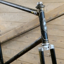 Fahrradrahmen BRENNABOR, Herrenausführung, 28 Zoll, 1930er Jahre, schwarz, Strahlenkopf gold, Linien weiß/blau, gebr. 