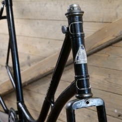 Fahrradrahmen DÜRKOPP, Damenausführung, 28 Zoll, 1930er Jahre, schwarz, Linien rot/weiß, gebr. 