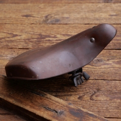 Sattel/Kindersitz für Oberrohrmontage, Gummi rotbraun, Gestell schwarz, 30er-50er J., gebr. 