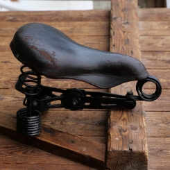 Sattel für Motorfahrrad/Transportrad, Herren, Leder braun, gepolstert, Gestell vernickelt, 10er/20er J., gebr. 