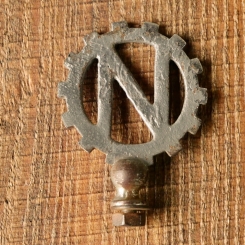 Schutzblechfigur "N", Grauguss verchromt, original 30er/40er Jahre, gebr. 