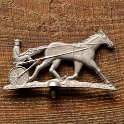 Schutzblechfigur Motiv: Sulky, Alu, original 30er-50er Jahre, NOS 