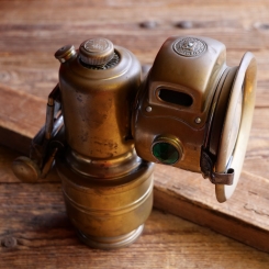 Karbidlaterne "Powell & Hammer", 1920er-30er J., Messing, Höhe ca. 18cm, Durchmesser ca. 10cm, gebr. 