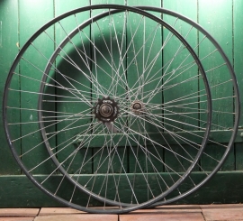 Laufradsatz 28 Zoll, Außenmaß ca. 645 mm, für Wulstbereifung, restauriert, Felgen fliegergrau, restauriert 