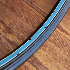 Felge, 26 Zoll (559), Stahl schwarz, Linierung blau/weiß, 30er-50er J., NOS 