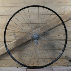 Hinterrad, 28 Zoll (622), 1953, Felge schwarz mit Goldlinien, Breite 34 mm, Nabe F&S Torpedo, gebr. 