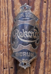 Steuerkopfschild RECORD/Berlin, 20er/30er Jahre, Messing lackiert, gebr. 