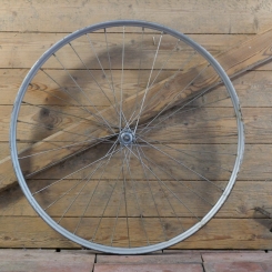 Vorderrad, 26 Zoll (559), 50er J., Stahl, silber, Linien blau/weiß, Breite 36 mm, Nabe PWB, gebr. 