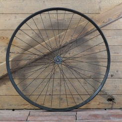 Vorderrad, 26 Zoll (559), DDR 1958, Stahl, schwarz, Linien grün/weiß, Breite 36 mm, Nabe RENAK, gebr. 