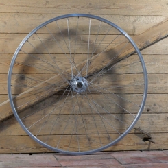 Vorderrad mit Alu-Felge, 28 Zoll (622), 70er/80er J., Breite ca. 23 mm, Nabe Shimano Hochflansch, gebr. 