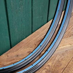 Felgensatz, 26 Zoll (559), Stahl schwarz, Linien blau/weiß, 30er-50er J., NOS 