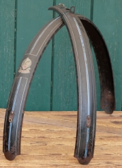 Schutzbleche Satz STRICKER, 28 Zoll, Damenausführung, 50er J., schwarz, Linien blau/weiß, gebr. 