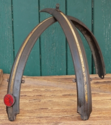 Schutzbleche Satz, 28 Zoll, schwere Damenausführung für Tourenrad, 30er J., schwarz, Mitte weiß, gebr. 