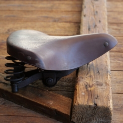 Sattel, Damen, Gummi, rotbraun, Gestell schwarz lackiert, original 1940er Jahre, WW2, gebr. 