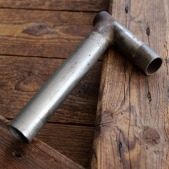 Winkelsattelstütze, Durchmesser: ca. 26,0 mm, Schaftlänge: ca 135 mm, verchromt, orig. 10er-30er  Jahre, gebr. 