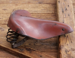 Sattel Damen, Leder rotbraun, Gestell verchromt, 1940er/50er J., gebr. 