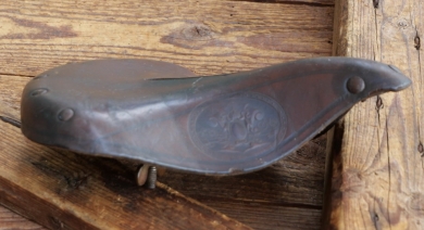 Sattel Kindersitz, Leder braun, Gestell schwarz lackiert, für Oberrohrmontage, 1910er/20er J., gebr. 