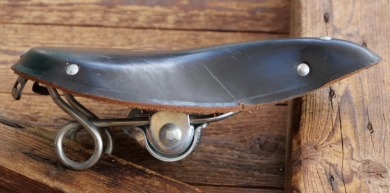 Sattel MÖVE Kinder/Jugend, Leder schwarz, Gestell verzinkt, DDR, 1970er/80er J., NOS 